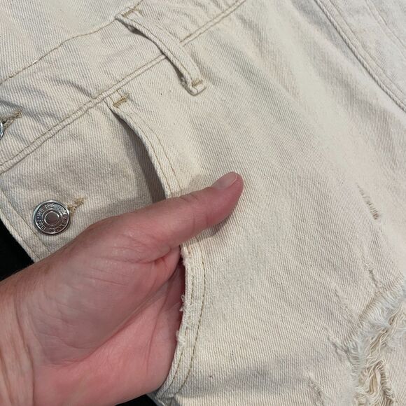 ~ Free People 30 Shortalls We The Free Cream Distressed Denim Short Overall Fray - Picture 16 of 16